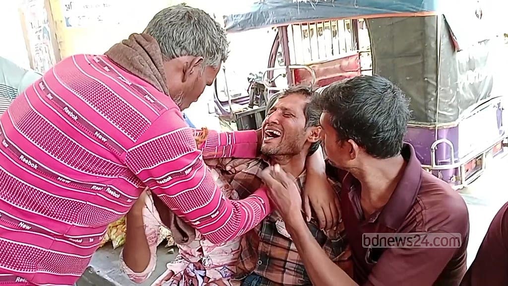 এক বাইকে ৩ স্কুলছাত্র, আরেক বাইকের সঙ্গে ধাক্কায় প্রাণ গেলো একজনের