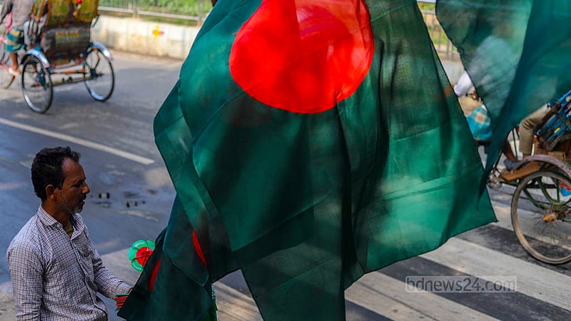 ভ্রাম্যমাণ বিক্রেতা মোহাম্মদ শাহজাহানের কাছে জাতীয় পতাকা পাওয়া যায় ১০ থেকে ২০০ টাকা পর্যন্ত দরে।