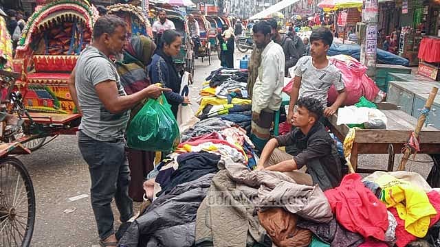 ফরিদপুরে জমে উঠছে ফুটপাতের শীতবস্ত্রের দোকান