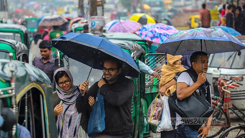 ঢাকার মোহাম্মদপুর তিন রাস্তা এলাকায় বৃহস্পতিবার দুপুরে বৃষ্টির মধ্যে দুর্ভোগে পড়েন অনেকেই।&amp;nbsp;