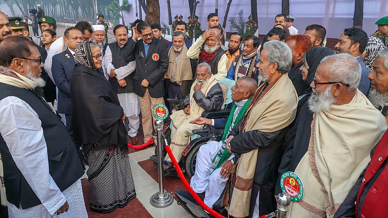 মিরপুরে শহীদ বুদ্ধিজীবী স্মৃতিসৌধে শ্রদ্ধা জানাতে এসে বীর মুক্তিযোদ্ধাদের সঙ্গে কুশল বিনিময় করেন প্রধানমন্ত্রী শেখ হাসিনা।