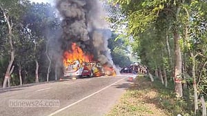 গোপালগঞ্জে বাস ও প্রাইভেট কারের সংঘর্ষে নিহত ১, পুড়ে গেছে গাড়িগুলো