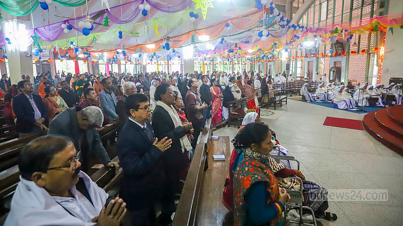 বড়দিনের সকালে সোমবার ঢাকার তেজগাঁওয়ের হলি রোজারি চার্চে প্রার্থনায় অংশ নেন সব বয়সী মানুষ।