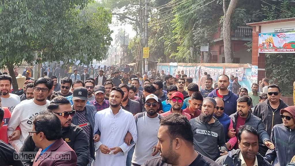 জনতার জোয়ারে সাকিবের ‘বিজয় শোভাযাত্রা’