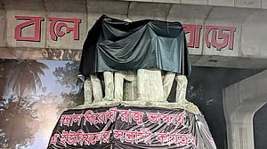 কালো ব্যানারে ঢেকে দেওয়া হল রাজু ভাস্কর্য