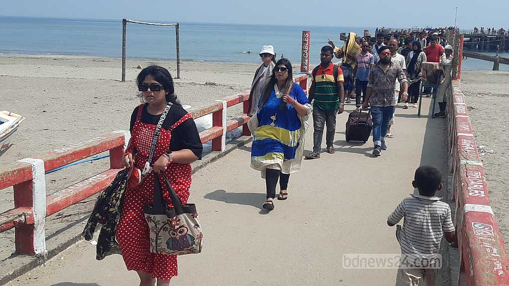 টেকনাফ-সেন্টমার্টিন নৌপথে জাহাজ চলাচল শুরু
