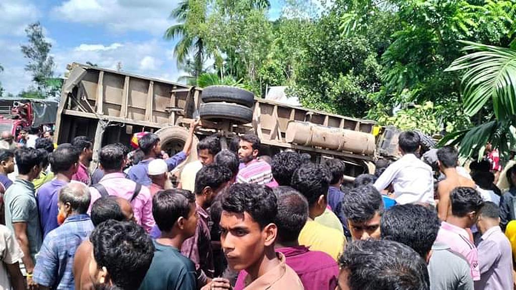 টাঙ্গাইলে কভার্ড ভ্যানের চাপায় প্রাণ গেল দুই বাইক আরোহীর