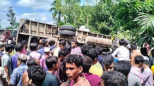 টাঙ্গাইলে কভার্ড ভ্যানের চাপায় প্রাণ গেল দুই বাইক আরোহীর