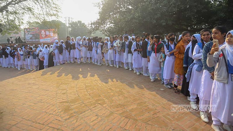 শহীদ বুদ্ধিজীবী দিবস উপলক্ষে বৃহস্পতিবার সকালে জাতির শ্রেষ্ঠ সন্তানদের শ্রদ্ধা জানাতে রায়েরবাজার বধ্যভূমি স্মৃতিসৌধে স্কুল শিক্ষার্থীরা।