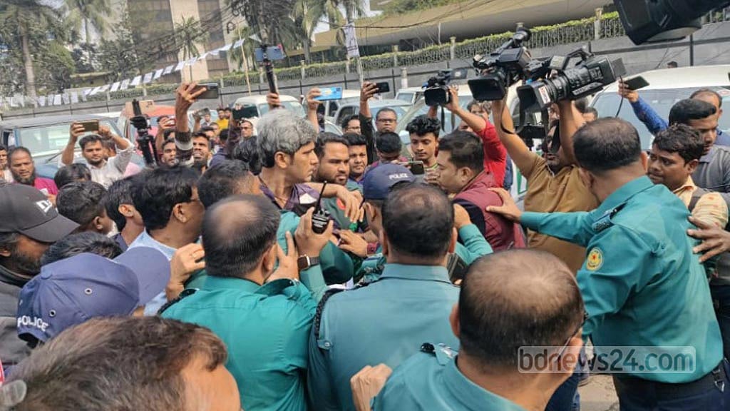 পুলিশের বাধায় গণসংযোগ করতে পারেনি গণতন্ত্র মঞ্চ