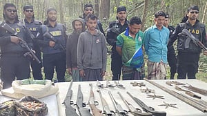 কক্সবাজারে পাহাড়ে ‘অস্ত্র তৈরির কারখানা’, আটক ৪ ‘কারিগর’