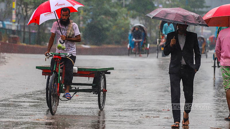 ঢাকার মোহাম্মদপুর তিন রাস্তা এলাকায় বৃহস্পতিবার&amp;nbsp;সকালে গুঁড়িগুঁড়ি বৃষ্টি থাকলেও দুপুরে এর তীব্রতা বাড়ে।