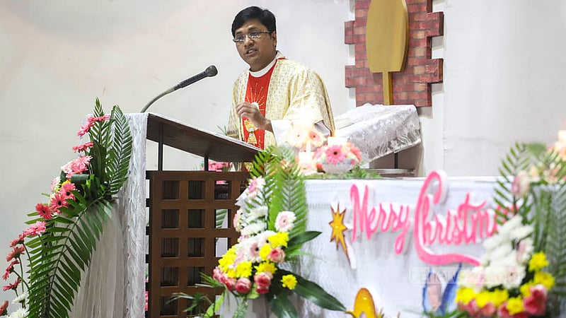 তেজগাঁওয়ের হলি রোজারি চার্চে রোববার প্রাক বড়দিনের প্রার্থনায় যাজক।