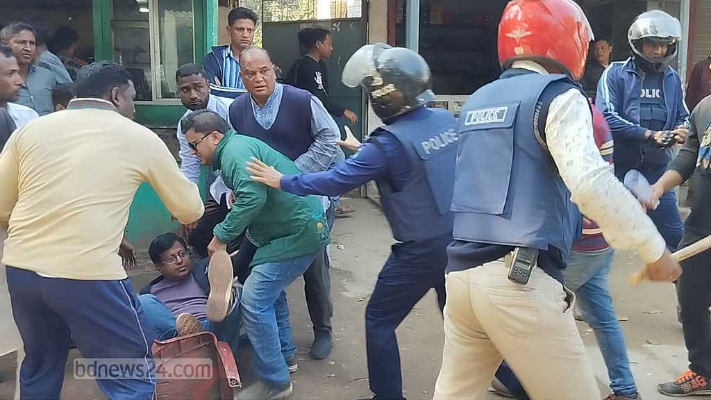 লালমনিরহাটে বিএনপির লিফলেট বিলির সময় পুলিশের লাঠিপেটা