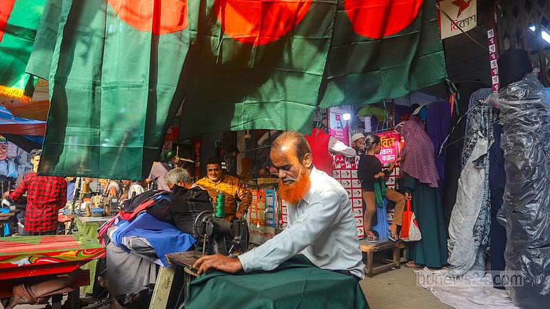 বিজয়ের মাসে পতাকার বাড়তি চাহিদার কারণে ব্যস্ততাও বাড়ে দর্জিদের। ঢাকার গুলিস্তানে পতাকা সেলাইয়ের কাজে ব্যস্ত সময় পার করছেন আবদুল সাত্তার।