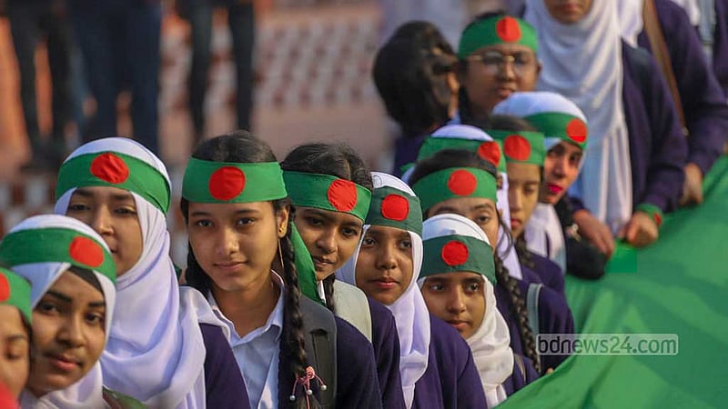 বিজয় দিবসে শনিবার সকালে সাভারের জাতীয় স্মৃতিসৌধে শ্রদ্ধা জানাতে আসে শিক্ষার্থীরাও।