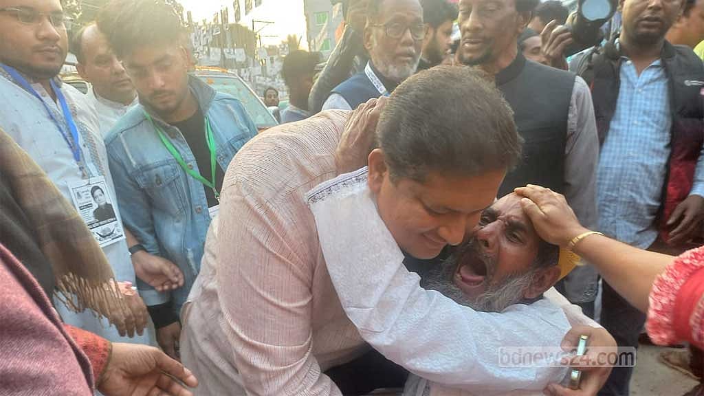 ‘তোমার বাবাকেও ভোট দিয়েছিলাম’, রাসেলকে জড়িয়ে প্রবীণের কান্না