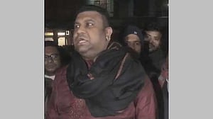 ‘নৌকার বাইরে গলা উঁচু করলে, নামিয়ে দেব’