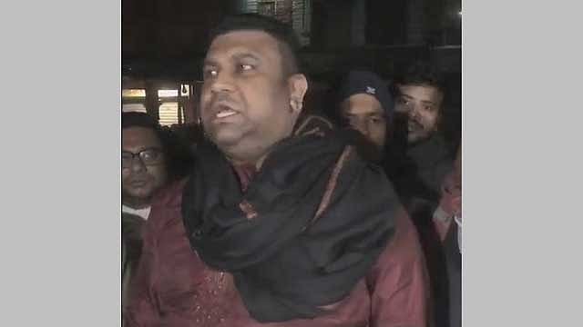 ‘নৌকার বাইরে গলা উঁচু করলে, নামিয়ে দেব’