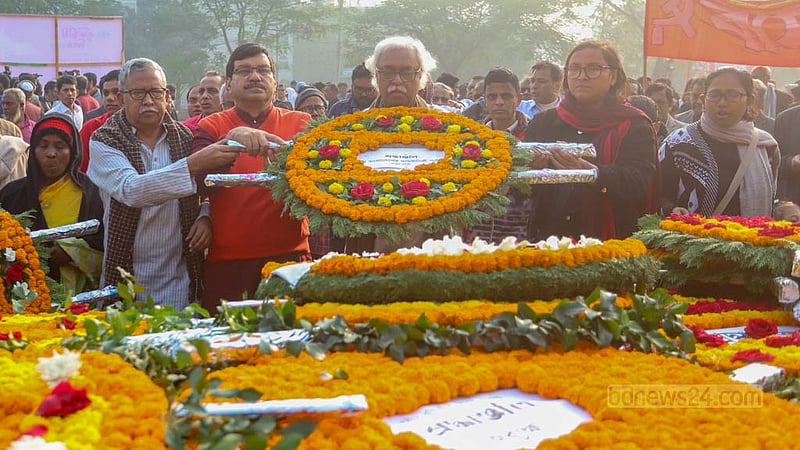 শহীদ বুদ্ধিজীবী দিবসে বৃহস্পতিবার সকালে রায়েরবাজার বধ্যভূমি স্মৃতিসৌধে শ্রদ্ধা জানায় সর্বস্তরের মানুষ।