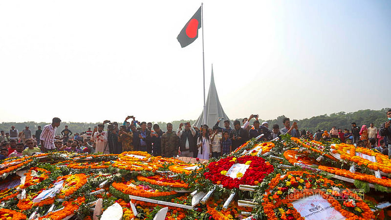 মুক্তিযুদ্ধে বাঙালির বিজয়ের ৫২তম বার্ষিকীতে শ্রদ্ধার ফুলে ঢাকা জাতীয় স্মৃতিসৌধের শহীদ বেদী।