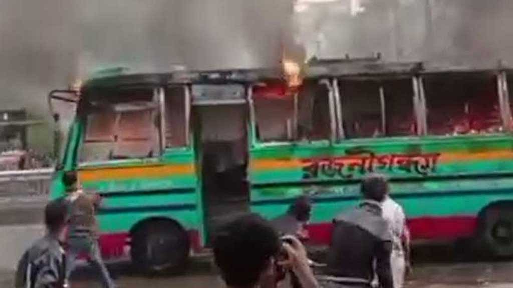 অবরোধে ধানমণ্ডিতে যাত্রীবাহী বাসে আগুন