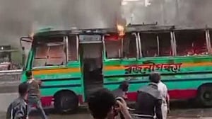 অবরোধে ধানমণ্ডিতে যাত্রীবাহী বাসে আগুন