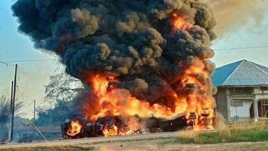 লাইবেরিয়ায় জ্বালানি ট্যাংকার বিস্ফোরণে নিহত ৪০