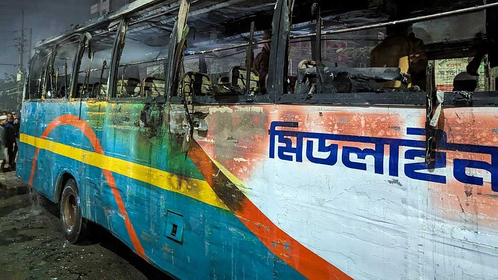 অবরোধের আগের রাতে ২ বাসে আগুন, ‘গান পাউডার’ ব্যবহার