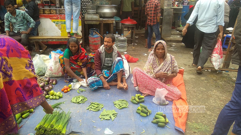 দুর্মূল্যের বাজারে তাদের ভরসা ‘ভাগার সবজি’