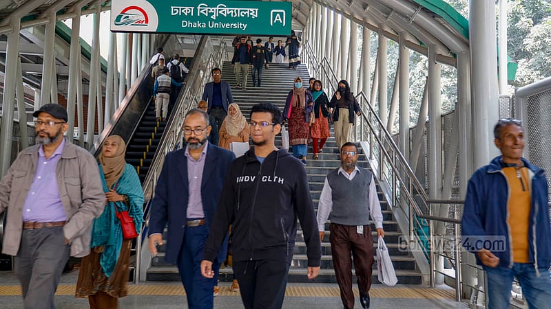 ঢাকা বিশ্ববিদ্যালয়ে বুধবার মেট্রোরেলের টিএসসি স্টেশন খোলার পর সেখান থেকে বেরিয়ে আসছেন যাত্রীরা।
