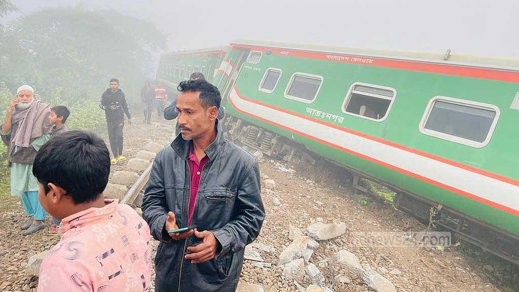 ভোরে ২ ট্রেনের মাঝের এক ঘণ্টায় কাটা হয় লাইন