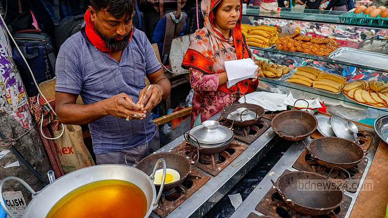 ঢাকার ফার্মগেইটে অস্থায়ী এ পিঠার দোকানে চিতই পিঠা ছাড়াও বিক্রি হচ্ছে ভাপা, পাটিসাপটা, মালপোয়া ও কুসুমকলি পিঠা।