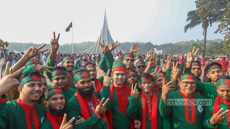 বিজয় দিবসে শনিবার সাভার জাতীয় স্মৃতিসৌধে হাজারো মানুষের ঢল।