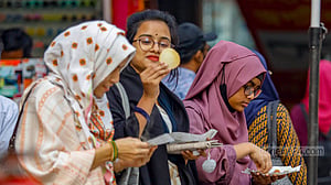 ফুটপাতে শীতের পিঠার ছড়াছড়ি