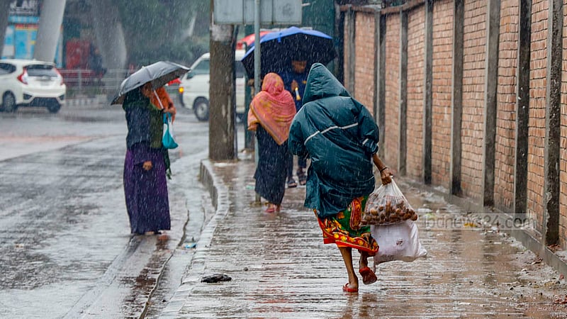 ঢাকার হাতিরঝিলের মধুবাগ অংশে বৃহস্পতিবার বৃষ্টিতে ভিজে টিসিবির ট্রাক থেকে পণ্য কিনেছেন এই নরী।