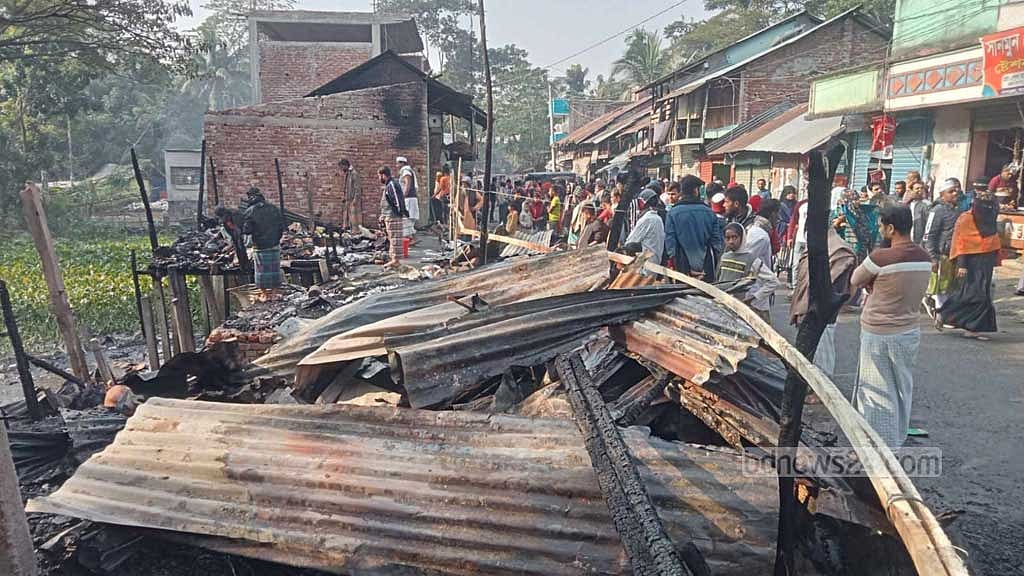 বরিশালে আগুনে পুড়েছে ৮ দোকান