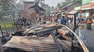 বরিশালে আগুনে পুড়েছে ৮ দোকান