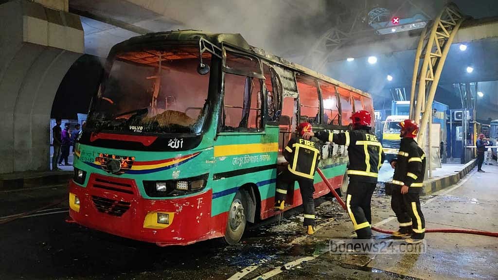 হানিফ ফ্লাইওভারে টোল দিয়ে বের হওয়া মাত্র জ্বলল বাস