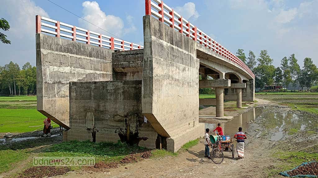 সংযোগ সড়ক নেই, অকেজো কোটি টাকার সেতু