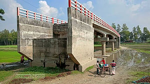 সংযোগ সড়ক নেই, অকেজো কোটি টাকার সেতু