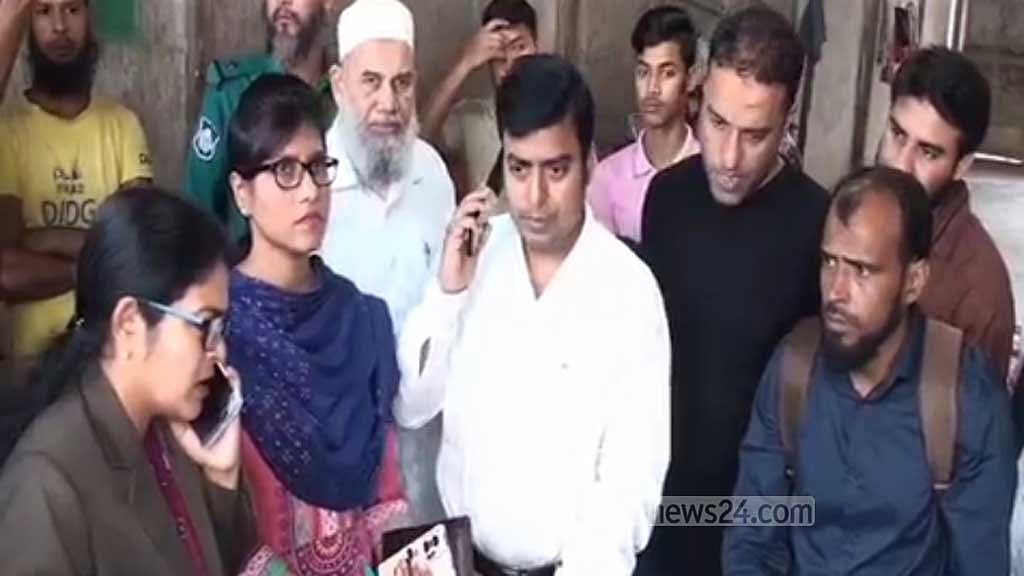 বরিশালে বেশি দামে পেঁয়াজ বিক্রির দায়ে ৬ আড়তকে জরিমানা