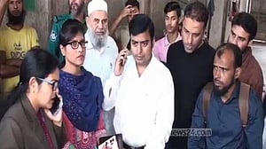 বরিশালে বেশি দামে পেঁয়াজ বিক্রির দায়ে ৬ আড়তকে জরিমানা