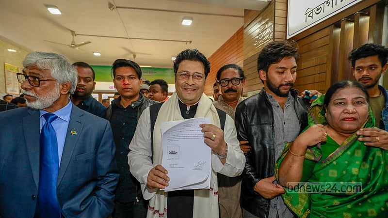 সেগুনবাগিচায় সোমবার দুপুরে রিটার্নিং কর্মকর্তার কাছ থেকে পাওয়া প্রতীক হাতে ঢাকা-১০ আসনে আওয়ামী লীগের প্রার্থী চিত্রনায়ক ফেরদৌস আহমেদ।
