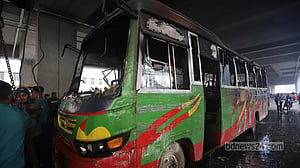 ধানমণ্ডির পর শাহবাগে বাসে আগুন