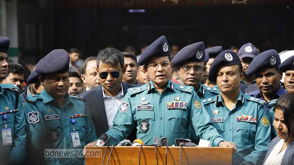বিএনপির কেন্দ্রীয় সিদ্ধান্তে নাশকতা, ট্রেনে আগুন: ডিএমপি কমিশনার