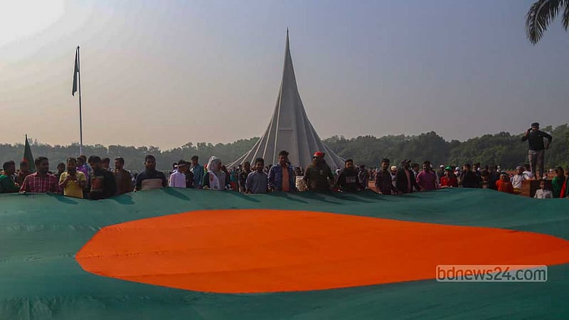 বিজয় দিবসে শনিবার সকালে সাভারের জাতীয় স্মৃতিসৌধে একাত্তরের বীর শহীদদের প্রতি শ্রদ্ধা জানায় বিভিন্ন শ্রেণি-পেশার মানুষ।