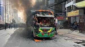 অবরোধে পোস্তগোলায় বাসে আগুন