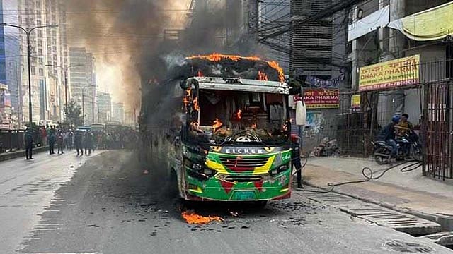 অবরোধে পোস্তগোলায় বাসে আগুন