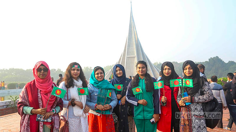 বিজয় দিবসে শনিবার সকালে সাভারের জাতীয় স্মৃতিসৌধে একাত্তরের বীর শহীদদের প্রতি শ্রদ্ধা জানায় বিভিন্ন শ্রেণি-পেশার মানুষ।